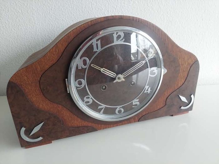 Uhr - Tischuhr - Art Deco - Verschiedene Holzarten, verchromtes Metall - 1920-1930