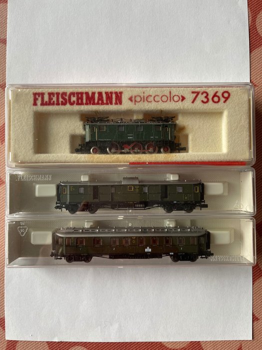 Fleischmann N - 7369, 8082, 8080 - Set tren (3) - BR 132 și 2 autoturisme