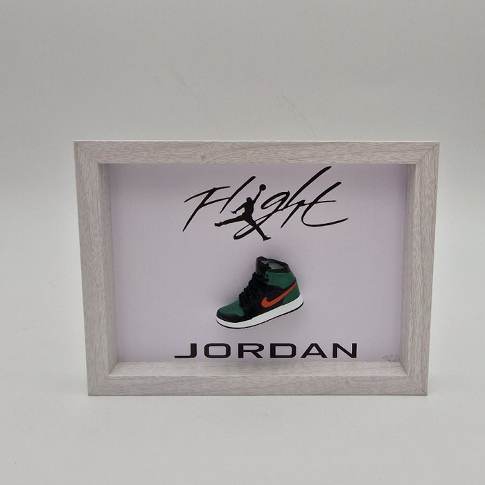 Ramă (1) - Mini pantofi sport „AJ1 Air Jordan 1 SoleFly Art Basel” înrămat  - Lemn