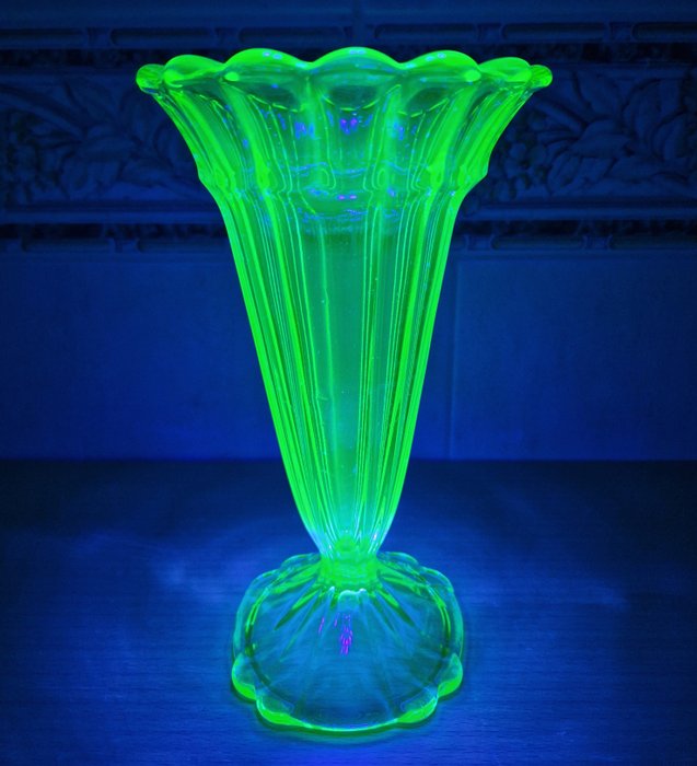 Vase (1) -  blomstervase  - Uran-glass