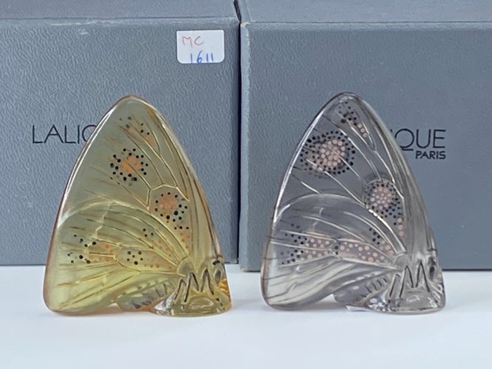 Lalique - 小塑像 - Lalique Butterfly Grand Nacre Gris Gray & Ambre Amber Sculpture Signed Paris France -  (2) - 玻璃