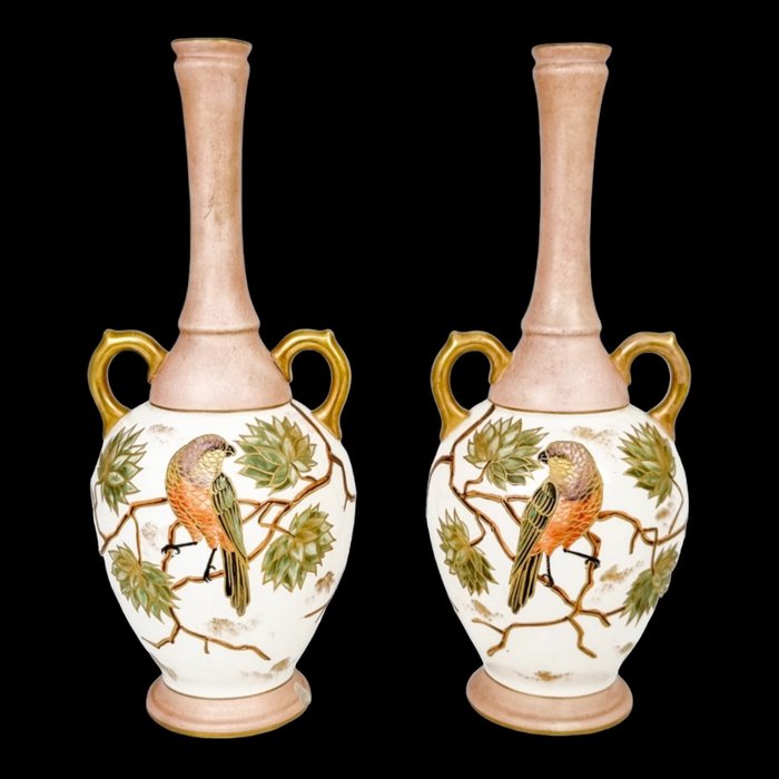 Aesthetic Franz Anton Mehlem blush ivory bottle vases with parrots and butterflies - 双耳花瓶 (2) -  1882年  - 搪瓷, 瓷, 金箔, 镀金