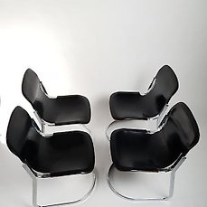 Stoel – Vier stoelen, verchroomd metaal en zwart leder