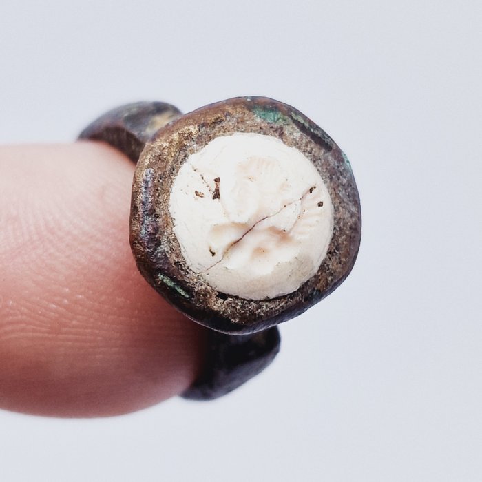 Grieks-Bactrisch Brons en marmer Ring met liniaalhoofd diepdruk - 30 mm