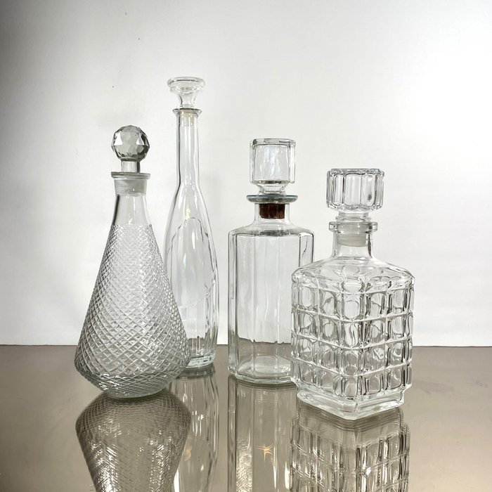 Karaf (4) - Set van 4 Prachtige Vintage Karaffen in verschillende designs - Glas