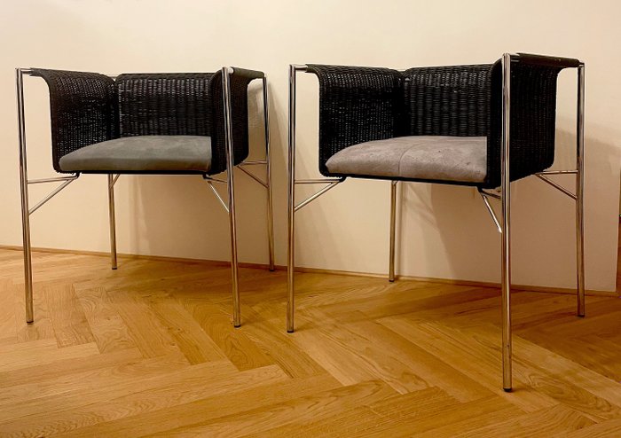 椅子 - 一对带“井”座的镀铬钢椅 - 柳条木