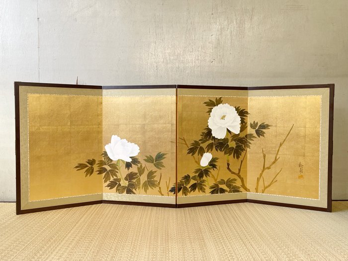 日本折叠屏风 - 木, “金纸花卉屏风。”“勘峰签名” - 日本  (没有保留价)