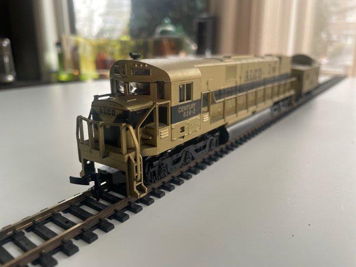 onbekend (Mehano) H0 - Diesellokomotive (2) - ALCo Century #628-2, inklusive Caboose - demo-kleurstelling