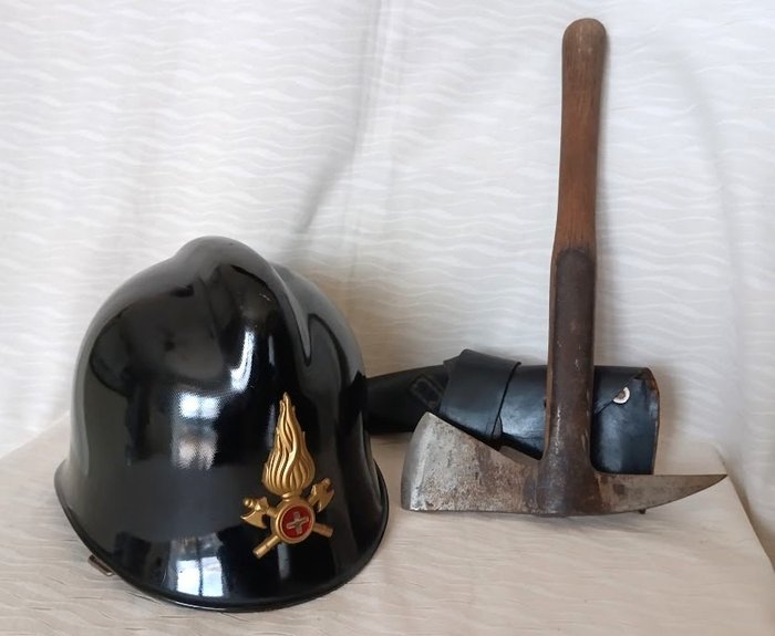 義大利 - 消防員 - 軍用頭盔 - 消防員的頭盔和斧頭 - 1972