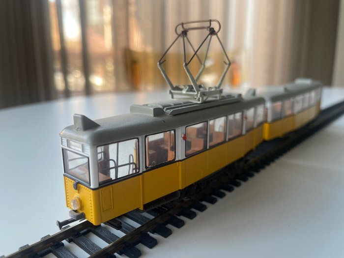 Liliput H0 - 19 400 - Model tramwaju (1) - z przyczepą