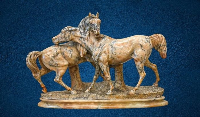 sculptuur, Grande gruppo scultoreo Cavalli, dal modello di Pierre-Jules Mêne - larghezza 54 cm - 37 cm - Marmer