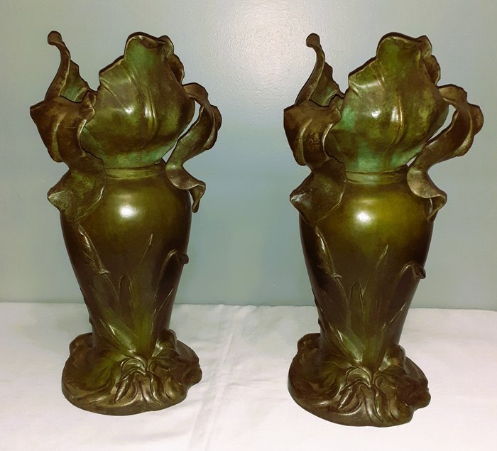 Georges Vandevoorde - 花瓶 (2) -  一对新艺术风格花瓶，形状为鸢尾花，底座为雕刻底座。  - 粗锌
