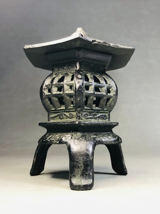 Ryubundo 龍文堂 - Iron Japanese Hexagon Lantern 六角灯篭 - Lantern - Iron (cast/wrought)