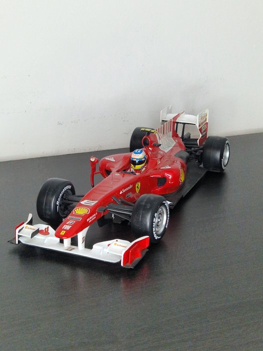 Hot Wheels 1:18 - 1 - Voiture miniature - Fernando Alonso Ferrari F10 Baharain GP- 534248