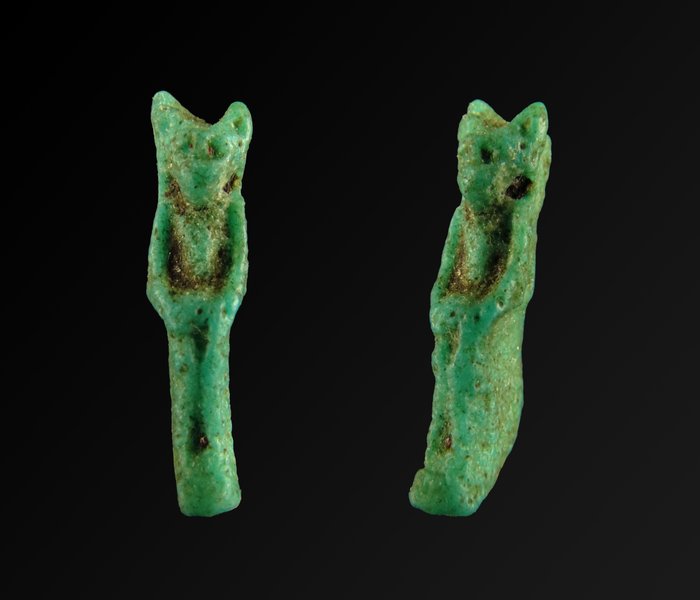 Antigo Egito, Pré-dinástico Faience amuleto da Deusa Gato Bastet em um Trono - 2.4 cm  (Sem preço de reserva)