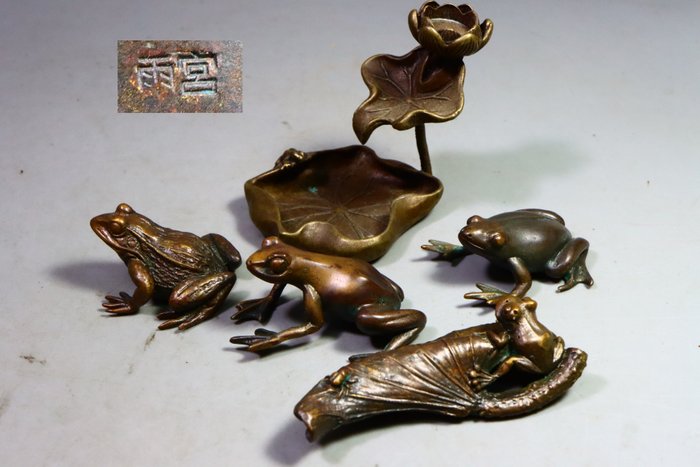 Bronze - Marked 雨宮 'Amemiya' - (5) Grenouilles, grenouilles et autres sculptures exquises en feuilles de lotus. - Période Shōwa (1926–1989)  (Sans Prix de Réserve)