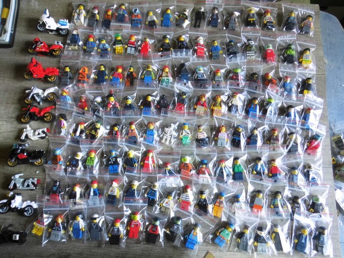 Lego - 120 Minifigures and 10 motorcycles - 1990-2000