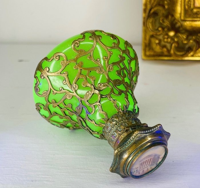 Parfumfles (1) – Opaline uraniumglas / Uraniumglas en brons
