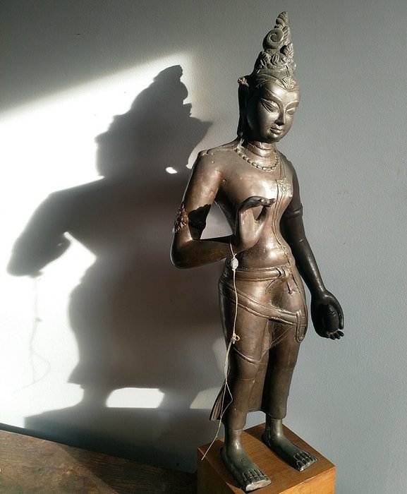 Bodhisattva Maitreya nagy és nehéz szobra - Patinált bronz - Nepál - 20. század második fele