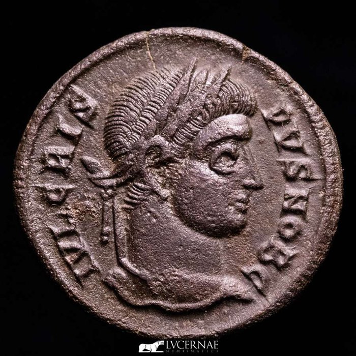 Imperio romano. Crispo (317-326 e. c.). Follis Siscia mint, A.D. 320/1.  CAESARVM NOSTRORVM, VOT X in two lines within votive wreath; ΓSIS☼.