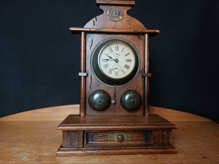 時鐘 - 帶抽屜的特殊鬧鐘 - Peter - 木, 玻璃, 黃銅 - 1960-1970