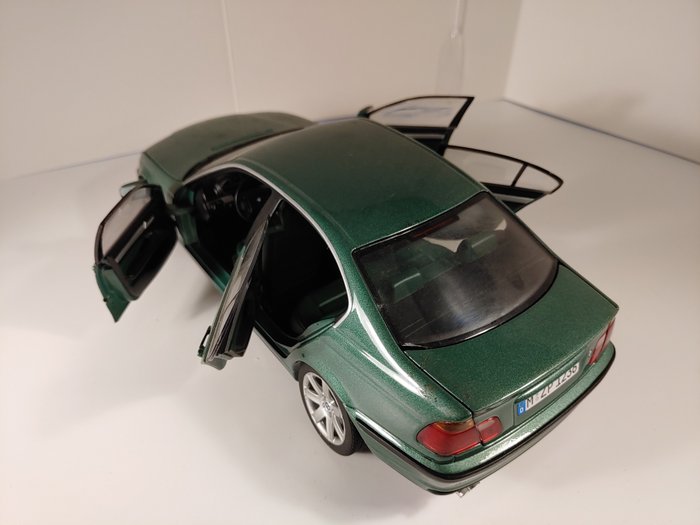 UT-Models 1:18 - 1 - 模型跑车 - BMW 3-Series Sedan