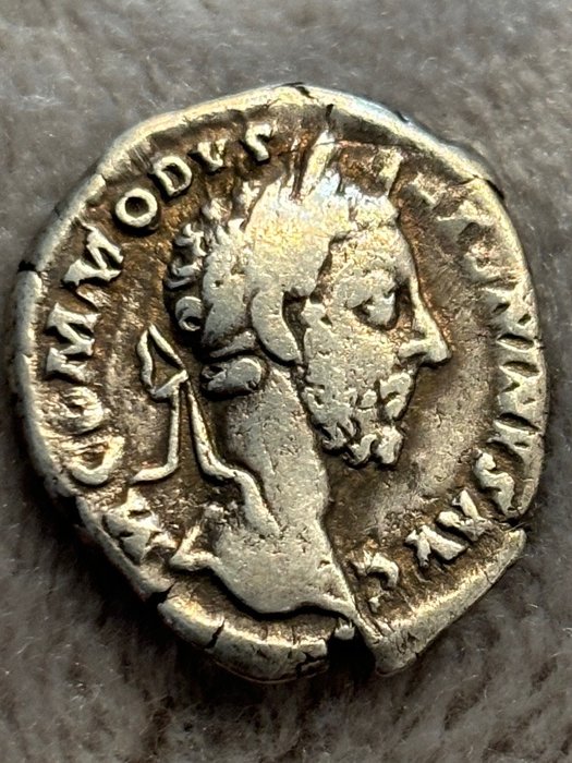 Roman Empire. Commodus (AD 177-192). Denarius Rome - Rome nicéphore assise à gauche