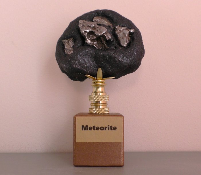 Disco com 4 fragmentos de meteorito de ferro Campo del Cielo em suporte de latão banhado a ouro - Espécime/Exemplar
