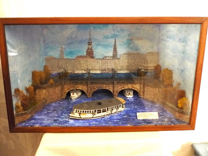 Eigenbau Das Boot im Vordergrung ist ca. 20cm lang - 1 - Modelskib til skibsbyggere - Das Diorama zeigt die Lombardsbrücke in Hamburg