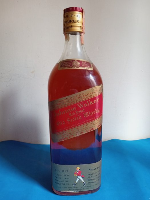 Johnnie Walker - Red Label w/ built-in pourer  - b. Lata 70. - 2 litry