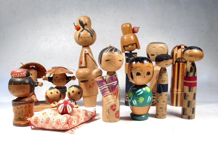 unknown  - 洋娃娃 12 Small Vintage Kokeshi dolls - 1960-1970 - 日本