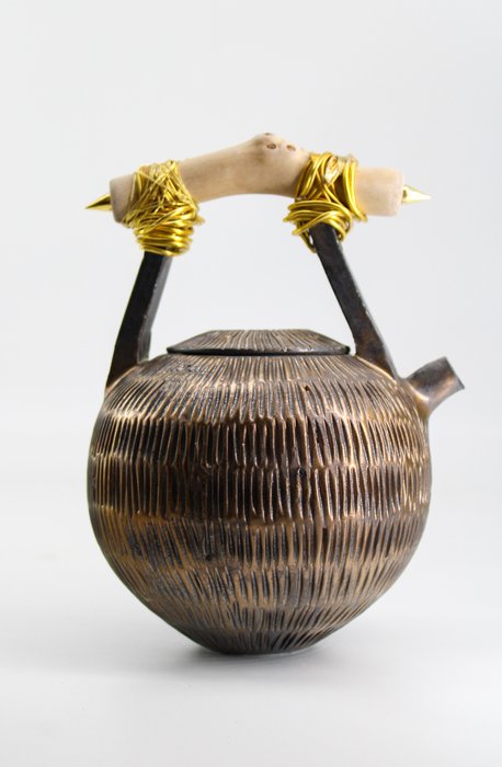 Max Modolo - 茶壺 - 瓷茶壺、礦物金琺瑯、木材、金屬絲、金屬零件。 - 瓷器