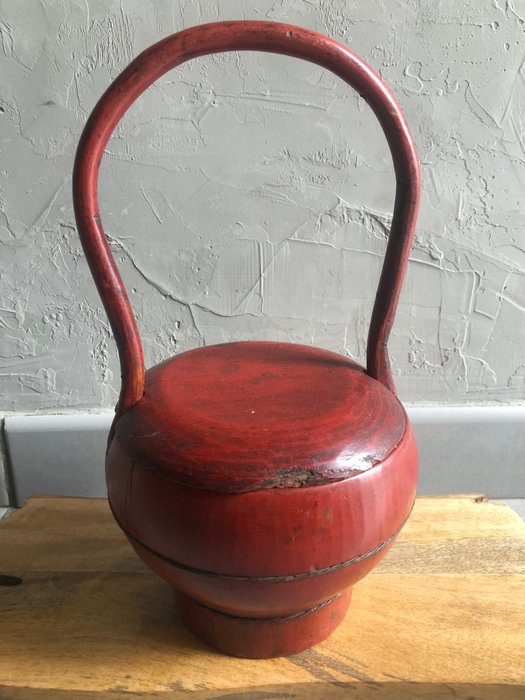 Korb (1) - Alter Reiskorb aus rot lackiertem Holz - Holz