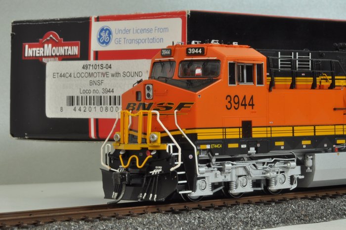 InterMountain H0 - 497101S-04 - Diesel locomotive (1) - GE ET44C4 - BNSF