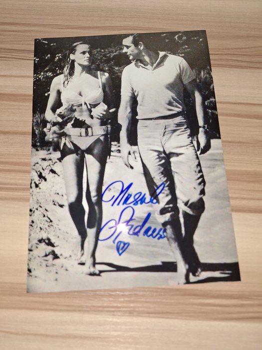 James Bond 007: Dr. No, 詹姆斯·邦德 - Ursula Andress as Honey Rider - signed with Certified Genuine bc holographic COA