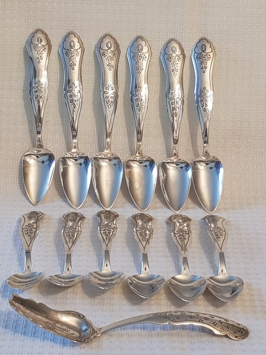 Hollandse Zilveren Lepels, Oude Zwaardje gemerkt en suiker schep jrl D = 1888 - 勺子 (13) - 十二个古董大银咖啡勺和一个糖勺，均来自 19 世纪比德迈时期 - .833 银