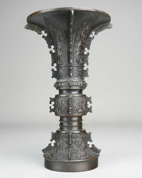 Vase - Bronze - Archaistic bronze beaker Gu 觚 - China - Qing Dynastie (Manchu China) (1692-1911)