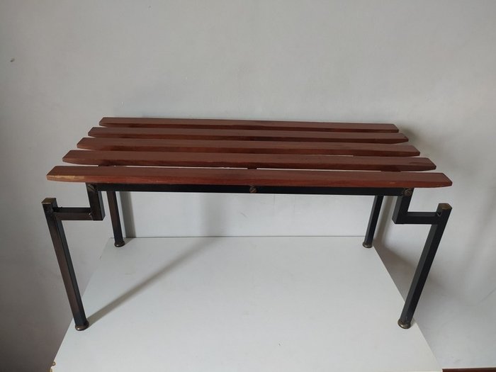 板凳 - 黑漆金屬和黃銅腳和細節，柚木板
