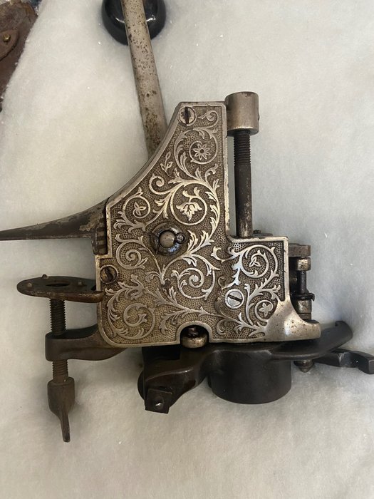 Korketrekker (1) -  antikk kappemaskin laget i USA - messing metall