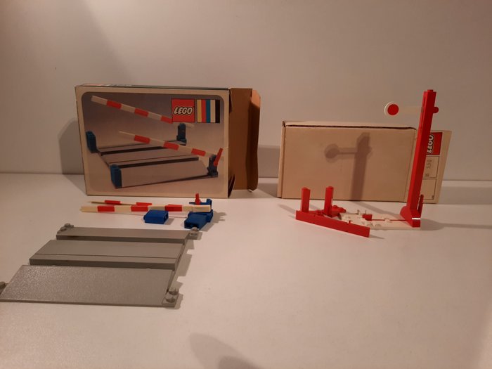 Lego - Classic Town - 158+1107-1 - Railroad Crossing Gate+Signal and Direction-Change Switch - 1960-1970
