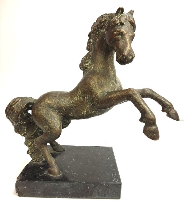 Sculpture, A large prancing horse (height 47,5 cm, weight 28,12 kg), indistinctly signed - 47.5 cm - Bronze - 1988