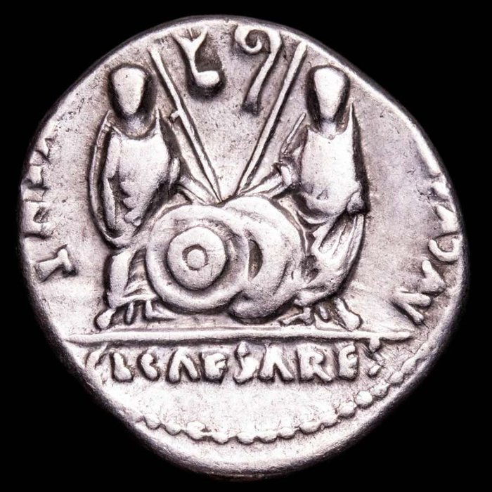Império Romano. Augusto (27 AC-14 DC). Denarius from Lugdunum mint (Lyon, France) 2 BC-4 AD - AVGVSTI F COS DESIG PRINC IVVENT, Gaius and Lucius.