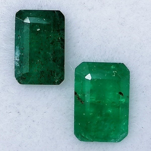 2 pcs  Smaragd - 1.85 ct