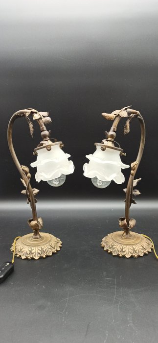 Lámpara de mesita de noche (2) - Latón, Par de lámparas Art Nouveau con rosas trepadoras en vidrio esmerilado