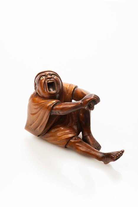 Buxbom, Pärlemor, horn - Signed by the artist Tomomitsu 友光 - En stor och utmärkt okimono i buxbom som visar Daruma stretching efter hans nio år långa meditation - Meiji-perioden (slutet av 1800-talet)