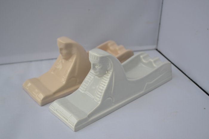Petrus Regout voor Royal Sphinx - Askebeger - De Sphinx - Keramiske askebegre i form av en egyptisk sfinks - porselen, keramikk