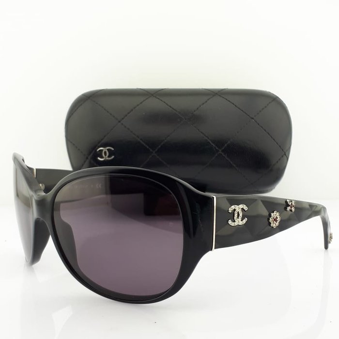 Chanel - Butterfly Black with Chanel Logo and Flower Shape Swarovski Crystal Details - 太阳镜