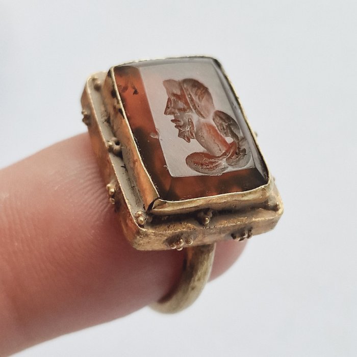 Minor Asian Gold Ring w. Garnet Ruler's Portrait Intaglio - 25.5 mm