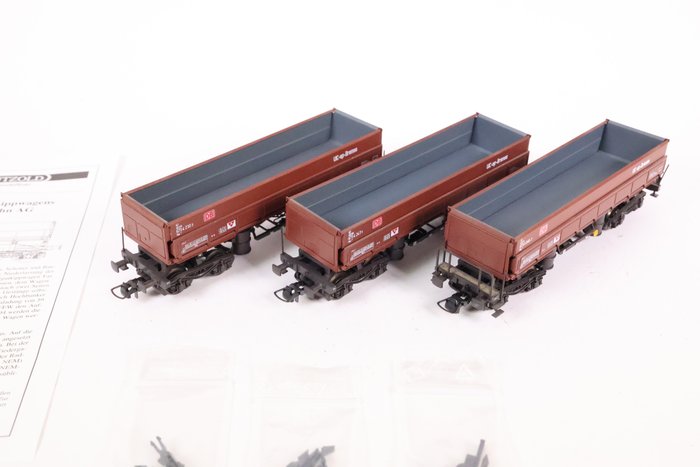 Gützold H0 - 44011 - Conjunto de vagões de carga de modelismo ferroviário (1) - Conjunto de três caminhões basculantes 'SGKW wagon set' - DB