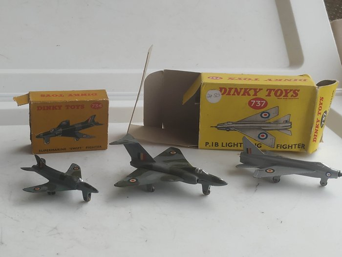 Dinky Toys 1:200 - 4 - Modellino di veicolo militare - French Army Mint "Gloster Javelin" Delta Wing Fighter no.735 & "P.I.B. Lighting Fighter"no.737 - Nella scatola originale e "SUPERMARINE" Swift n.734 - 1955/'57